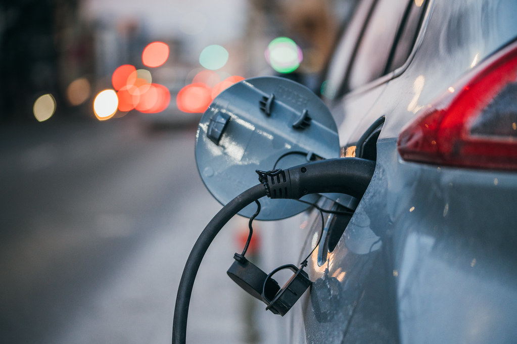 Tips Berburu Penawaran Mobil Listrik di GIIAS: Jurus Dapat Harga Terbaik