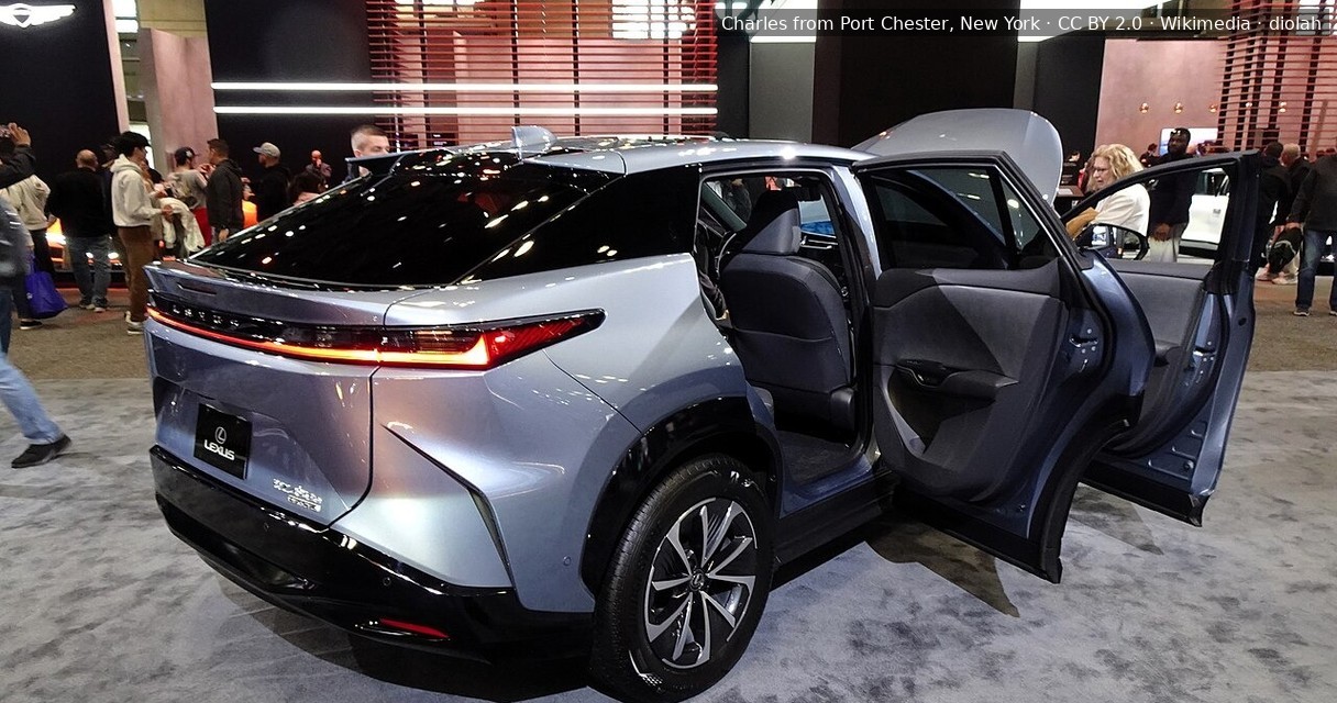 Lexus RZ 450e vs BMW iX xDrive40: Uji Kesesuaian untuk Gaya Hidup Anda